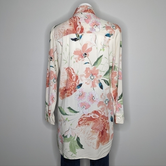 ✨3/$15 Plum Pretty Sugar cream & peach floral button up XS/S - Picture 5 of 8